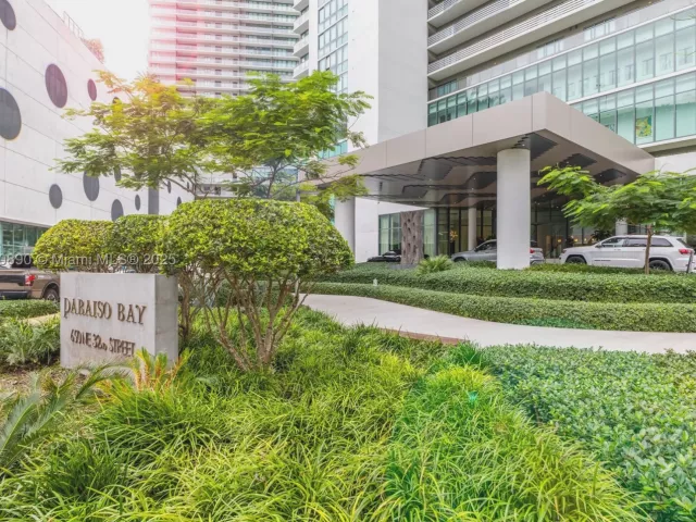 3-bedroom condo for sale in Miami - 650 NE 32nd St BH7 - MondialRealty