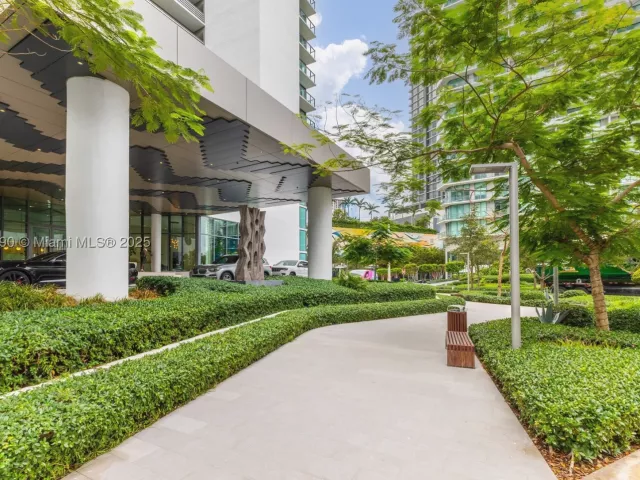 3-bedroom condo for sale in Miami - 650 NE 32nd St BH7 - MondialRealty