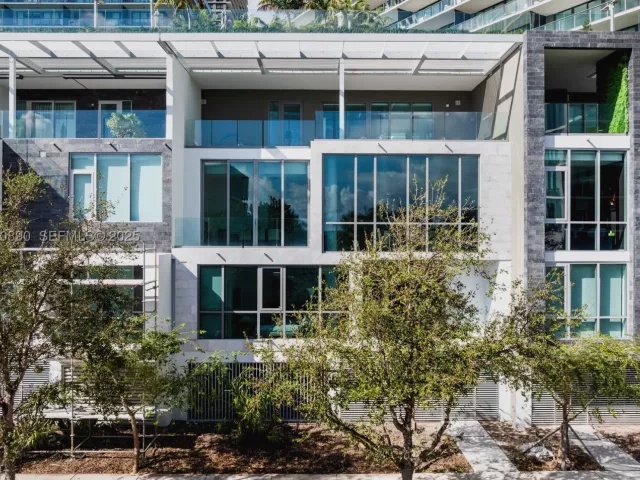3-bedroom condo for sale in Miami - 650 NE 32nd St BH7 - MondialRealty