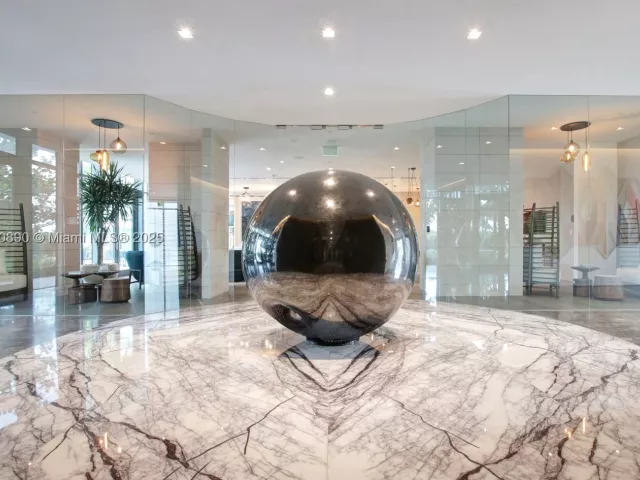 3-bedroom condo for sale in Miami - 650 NE 32nd St BH7 - MondialRealty
