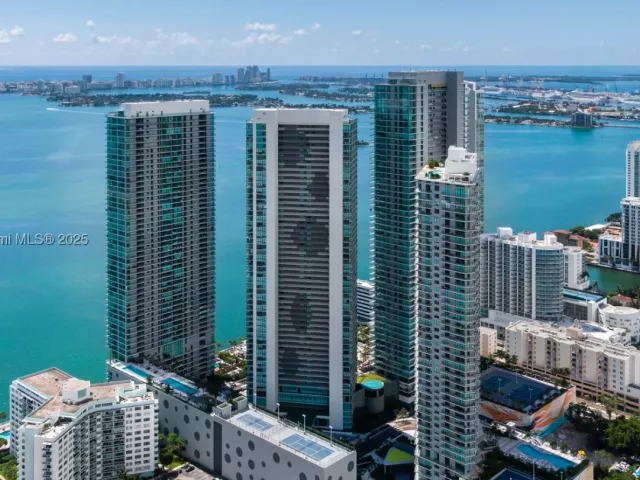 3-bedroom condo for sale in Miami - 650 NE 32nd St BH7 - MondialRealty