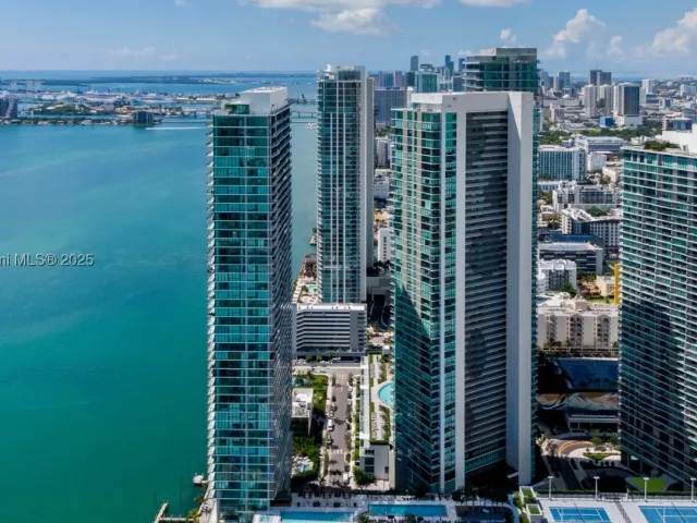 3-bedroom condo for sale in Miami - 650 NE 32nd St BH7 - MondialRealty