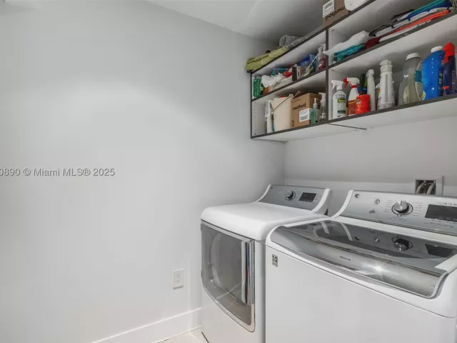 3-bedroom condo for sale in Miami - 650 NE 32nd St BH7 - MondialRealty