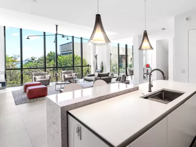 3-bedroom condo for sale in Miami - 650 NE 32nd St BH7 - MondialRealty