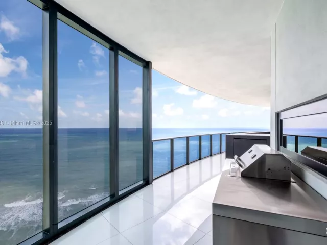 3-bedroom condo for sale in Sunny Isles Beach - 18555 Collins Ave 2805 - MondialRealty