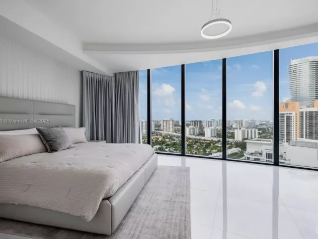 3-bedroom condo for sale in Sunny Isles Beach - 18555 Collins Ave 2805 - MondialRealty