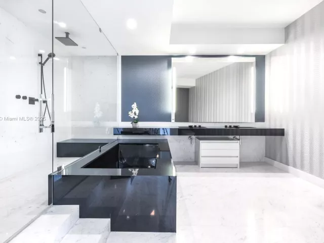 3-bedroom condo for sale in Sunny Isles Beach - 18555 Collins Ave 2805 - MondialRealty