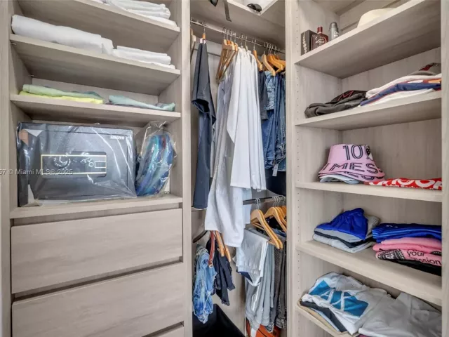 3-bedroom condo for sale in Sunny Isles Beach - 18975 Collins Ave 3503 - MondialRealty