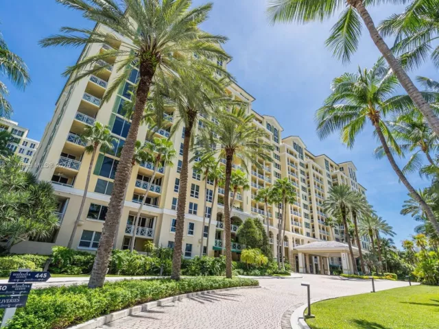 5-bedroom condo for sale in Key Biscayne - 445 Grand Bay Dr 1001 - MondialRealty