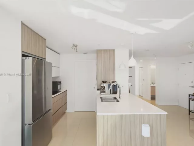 3-bedroom condo for sale in Miami - 600 NE 27th St 3105 - MondialRealty