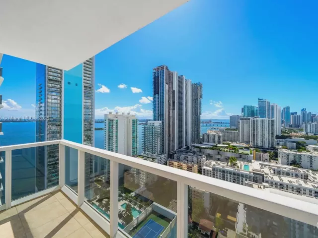 3-bedroom condo for sale in Miami - 600 NE 27th St 3105 - MondialRealty