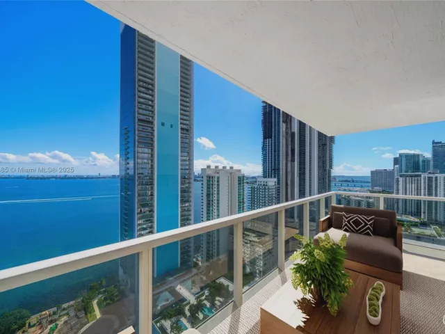 3-bedroom condo for sale in Miami - 600 NE 27th St 3105 - MondialRealty