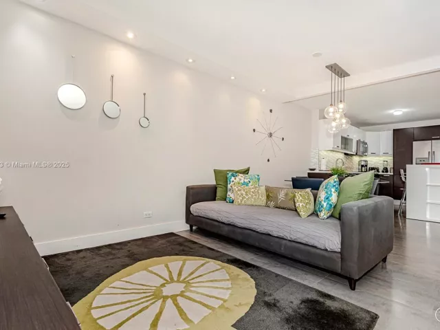 condo for rent in Miami Beach - 2301 Collins Ave 723 - MondialRealty