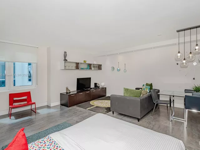 condo for rent in Miami Beach - 2301 Collins Ave 723 - MondialRealty