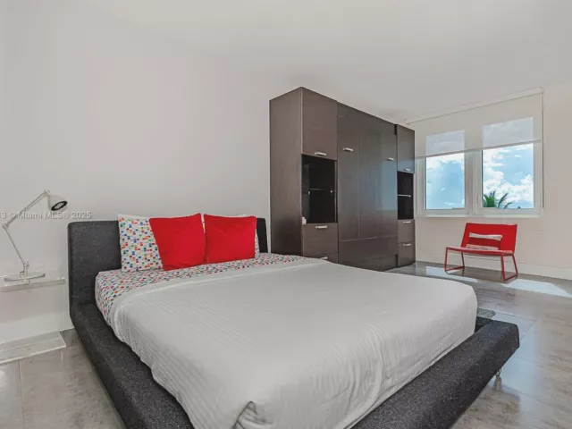 condo for rent in Miami Beach - 2301 Collins Ave 723 - MondialRealty