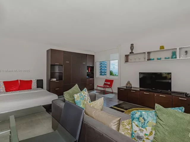 condo for rent in Miami Beach - 2301 Collins Ave 723 - MondialRealty