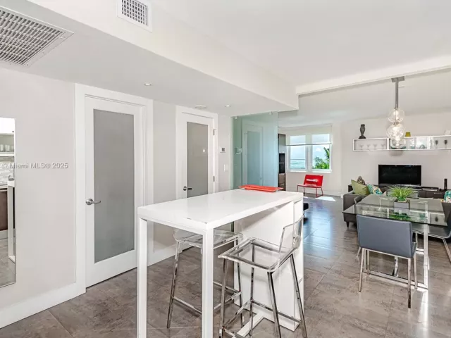 condo for rent in Miami Beach - 2301 Collins Ave 723 - MondialRealty