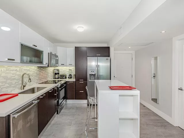 condo for rent in Miami Beach - 2301 Collins Ave 723 - MondialRealty
