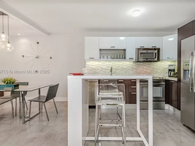 condo for rent in Miami Beach - 2301 Collins Ave 723 - MondialRealty