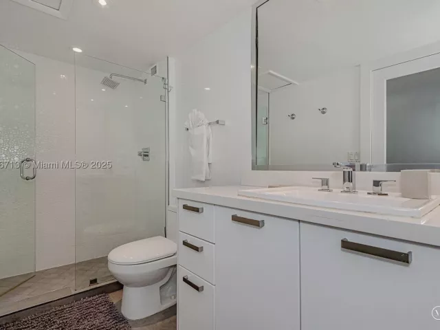 condo for rent in Miami Beach - 2301 Collins Ave 723 - MondialRealty