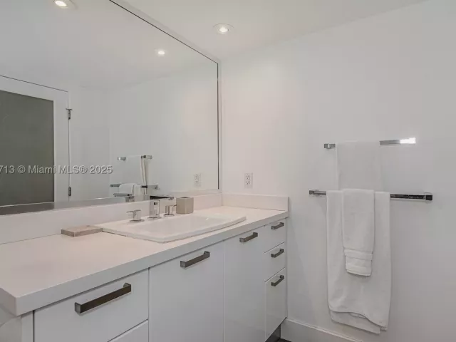 condo for rent in Miami Beach - 2301 Collins Ave 723 - MondialRealty