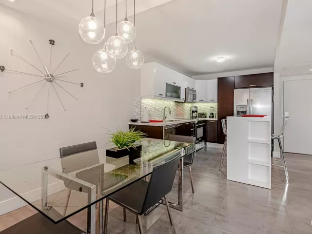 condo for rent in Miami Beach - 2301 Collins Ave 723 - MondialRealty