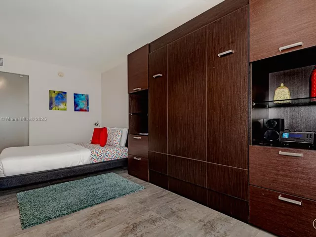 condo for rent in Miami Beach - 2301 Collins Ave 723 - MondialRealty