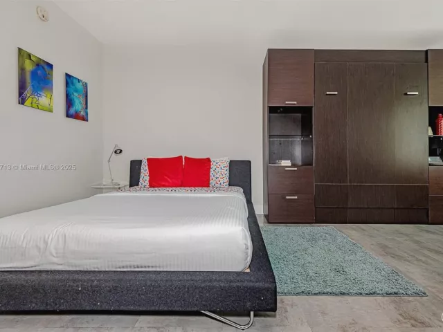 condo for rent in Miami Beach - 2301 Collins Ave 723 - MondialRealty