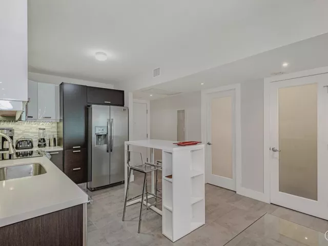 condo for rent in Miami Beach - 2301 Collins Ave 723 - MondialRealty