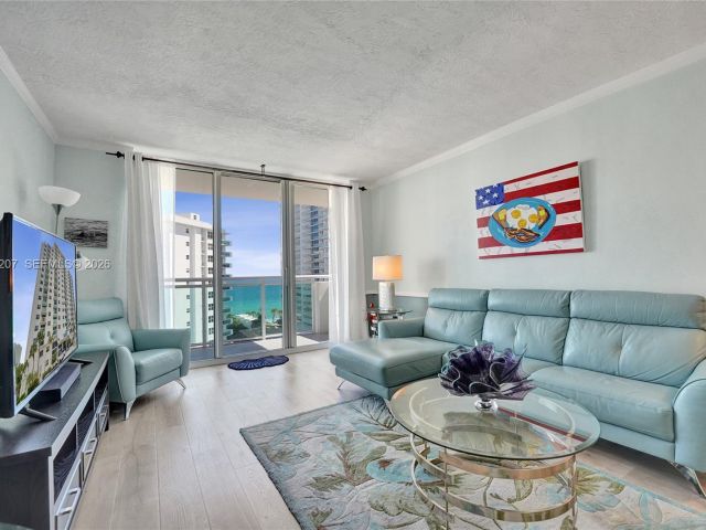 1-bedroom condo for sale in Hollywood - 3000 S Ocean Dr 1106 - MondialRealty