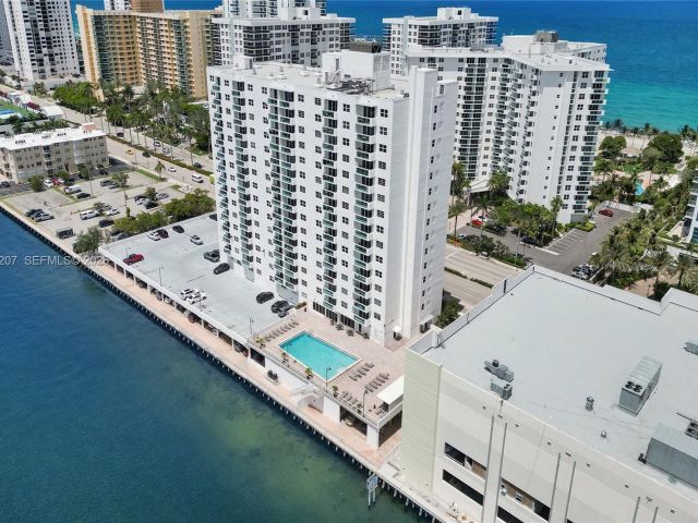 1-bedroom condo for sale in Hollywood - 3000 S Ocean Dr 1106 - MondialRealty