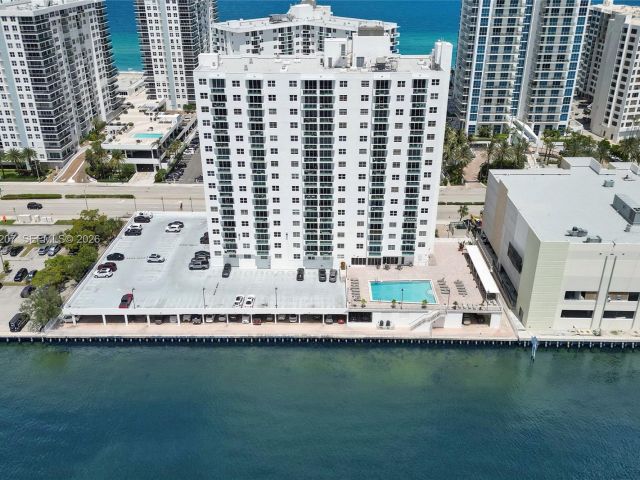 1-bedroom condo for sale in Hollywood - 3000 S Ocean Dr 1106 - MondialRealty