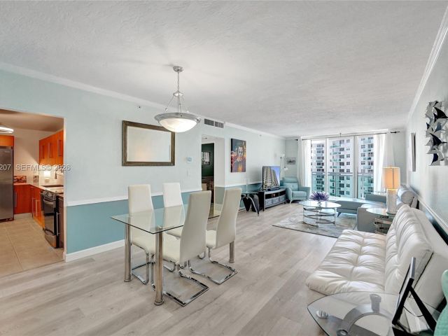 1-bedroom condo for sale in Hollywood - 3000 S Ocean Dr 1106 - MondialRealty