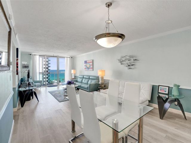 1-bedroom condo for sale in Hollywood - 3000 S Ocean Dr 1106 - MondialRealty