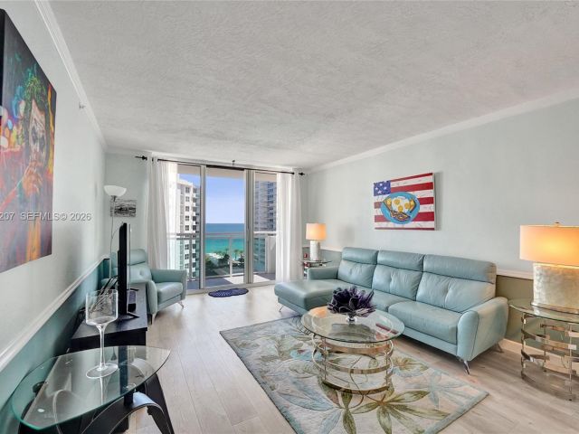 1-bedroom condo for sale in Hollywood - 3000 S Ocean Dr 1106 - MondialRealty