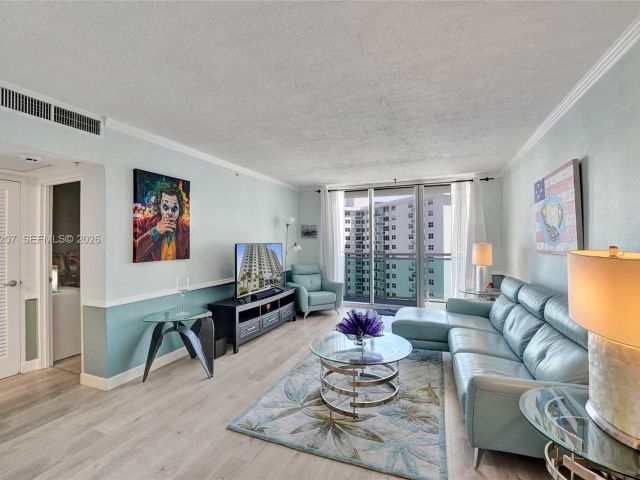 1-bedroom condo for sale in Hollywood - 3000 S Ocean Dr 1106 - MondialRealty
