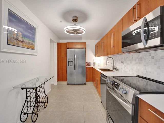 1-bedroom condo for sale in Hollywood - 3000 S Ocean Dr 1106 - MondialRealty