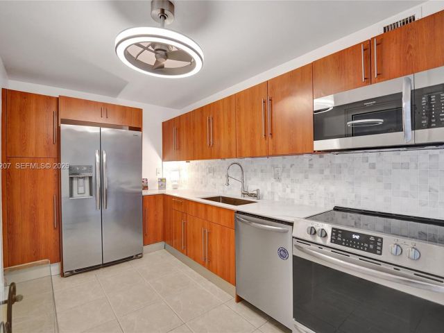 1-bedroom condo for sale in Hollywood - 3000 S Ocean Dr 1106 - MondialRealty