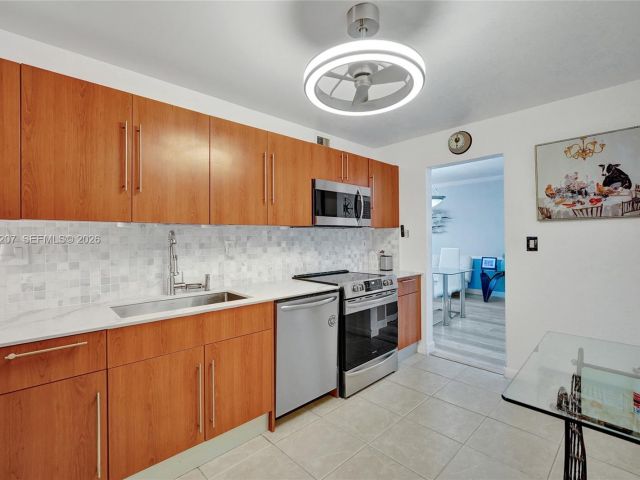 1-bedroom condo for sale in Hollywood - 3000 S Ocean Dr 1106 - MondialRealty