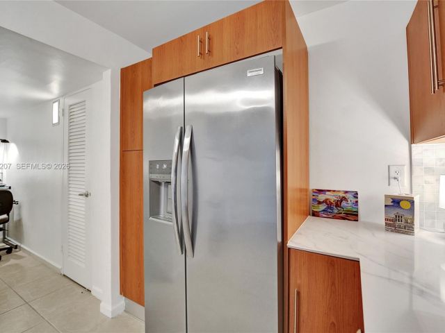 1-bedroom condo for sale in Hollywood - 3000 S Ocean Dr 1106 - MondialRealty