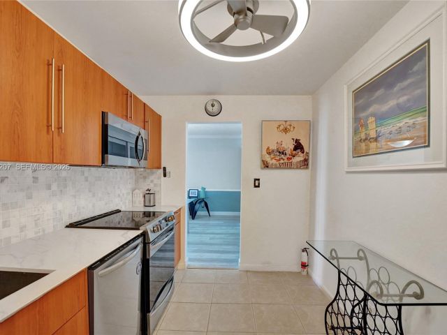1-bedroom condo for sale in Hollywood - 3000 S Ocean Dr 1106 - MondialRealty