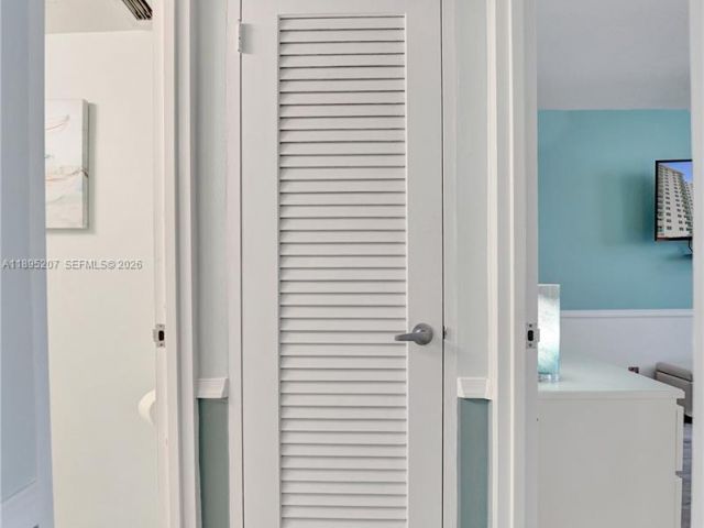 1-bedroom condo for sale in Hollywood - 3000 S Ocean Dr 1106 - MondialRealty