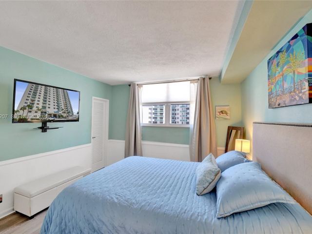 1-bedroom condo for sale in Hollywood - 3000 S Ocean Dr 1106 - MondialRealty