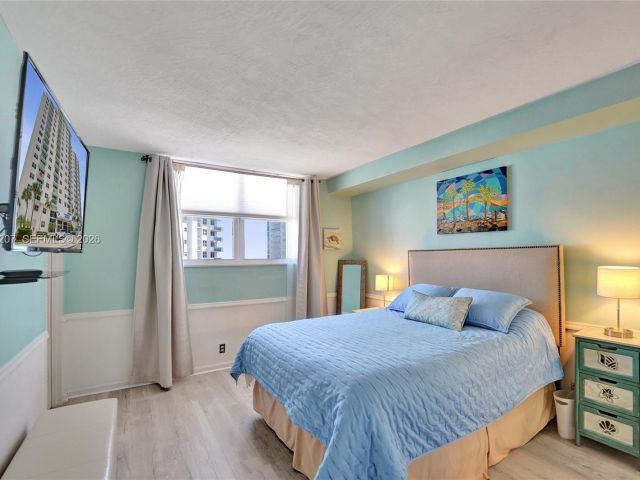 1-bedroom condo for sale in Hollywood - 3000 S Ocean Dr 1106 - MondialRealty