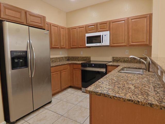 Home for rent at 21211 NW 14th Place 3-27 - photo 6665152