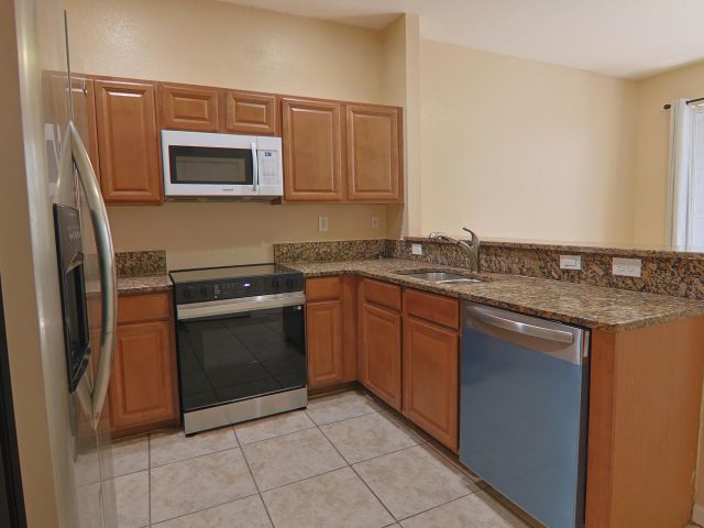 Home for rent at 21211 NW 14th Place 3-27 - photo 6665153