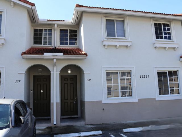 Home for rent at 21211 NW 14th Place 3-27 - photo 6665154