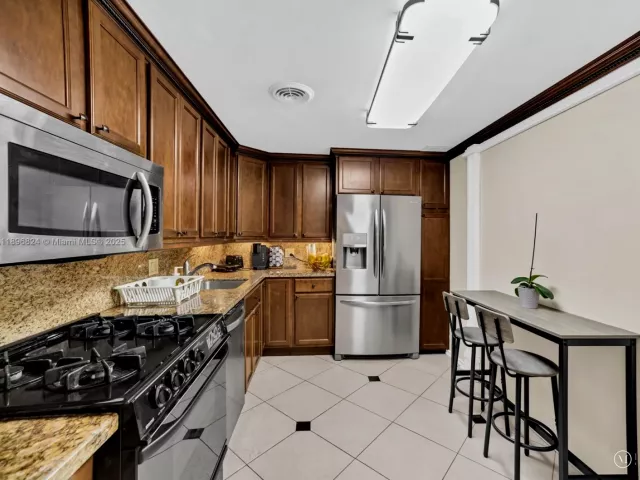 2-bedroom condo for sale in Hallandale Beach -  - MondialRealty
