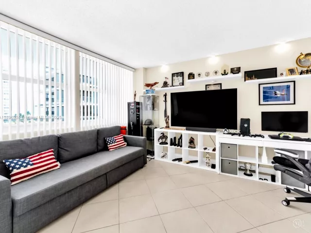 2-bedroom condo for sale in Hallandale Beach -  - MondialRealty