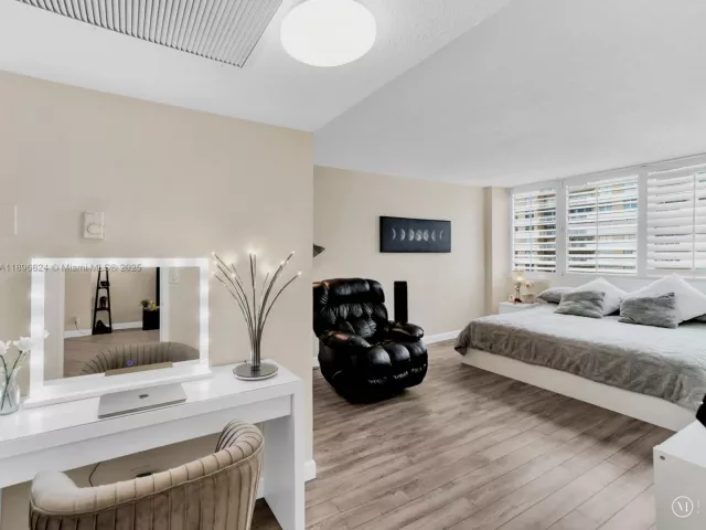 2-bedroom condo for sale in Hallandale Beach -  - MondialRealty